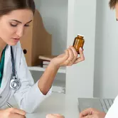 доктор дает пациенту таблетки для кодирования от наркотиков