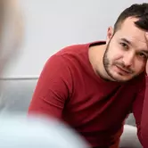 мужчина у врача для снятия ломки