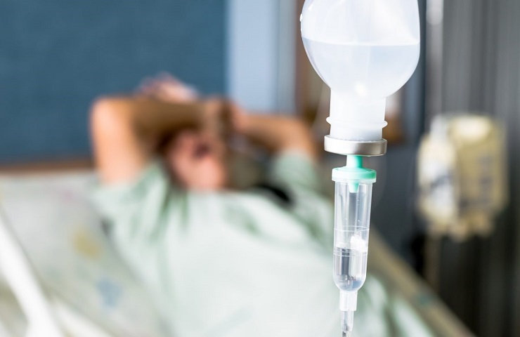 пациент под капельницей для экстренного вытрезвления